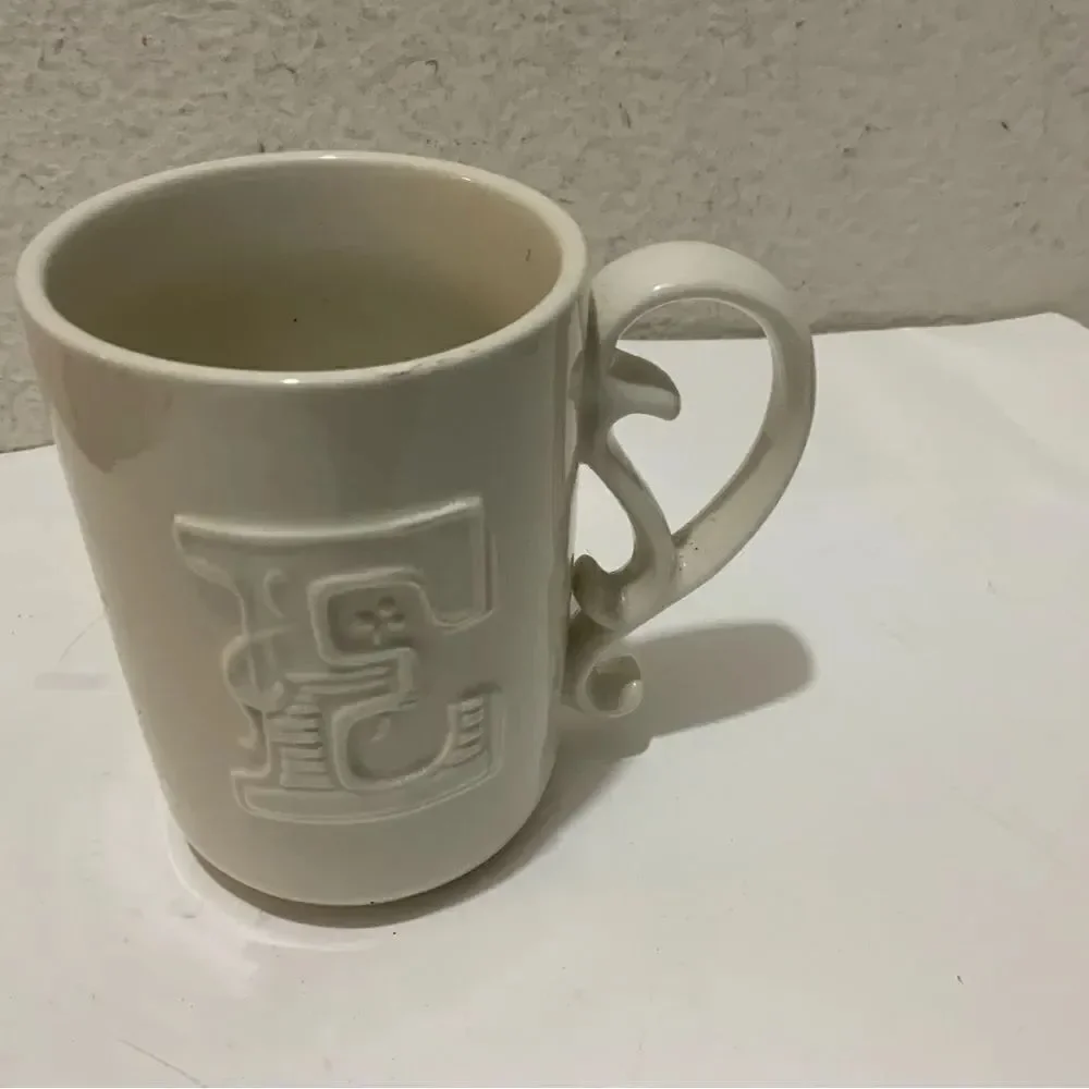Mudpie ceramic white/cream mug with capital E, ornate handle Excellent B6
